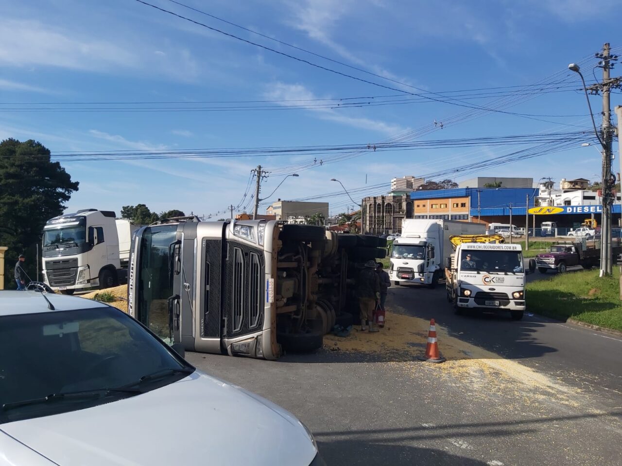 Carreta carregada de milho tomba na ERS 122 em Caxias do Sul Rádio