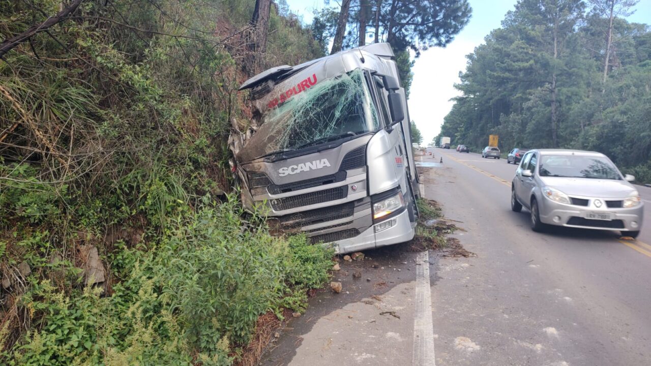 Caminh O Carregado Placas De Ferro Sai Da Pista E Colide Em