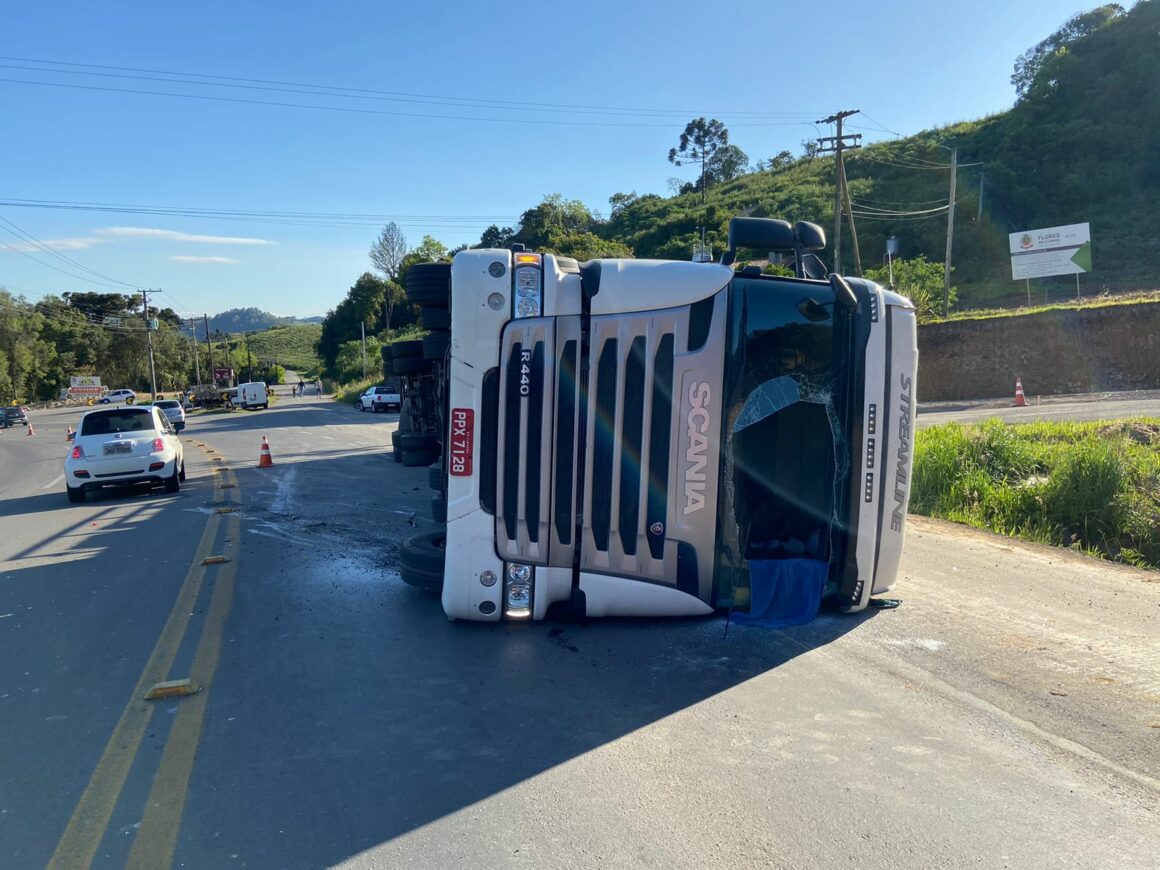 Carreta Que Transportava Frutas Tomba Na Ers Em Flores Da Cunha