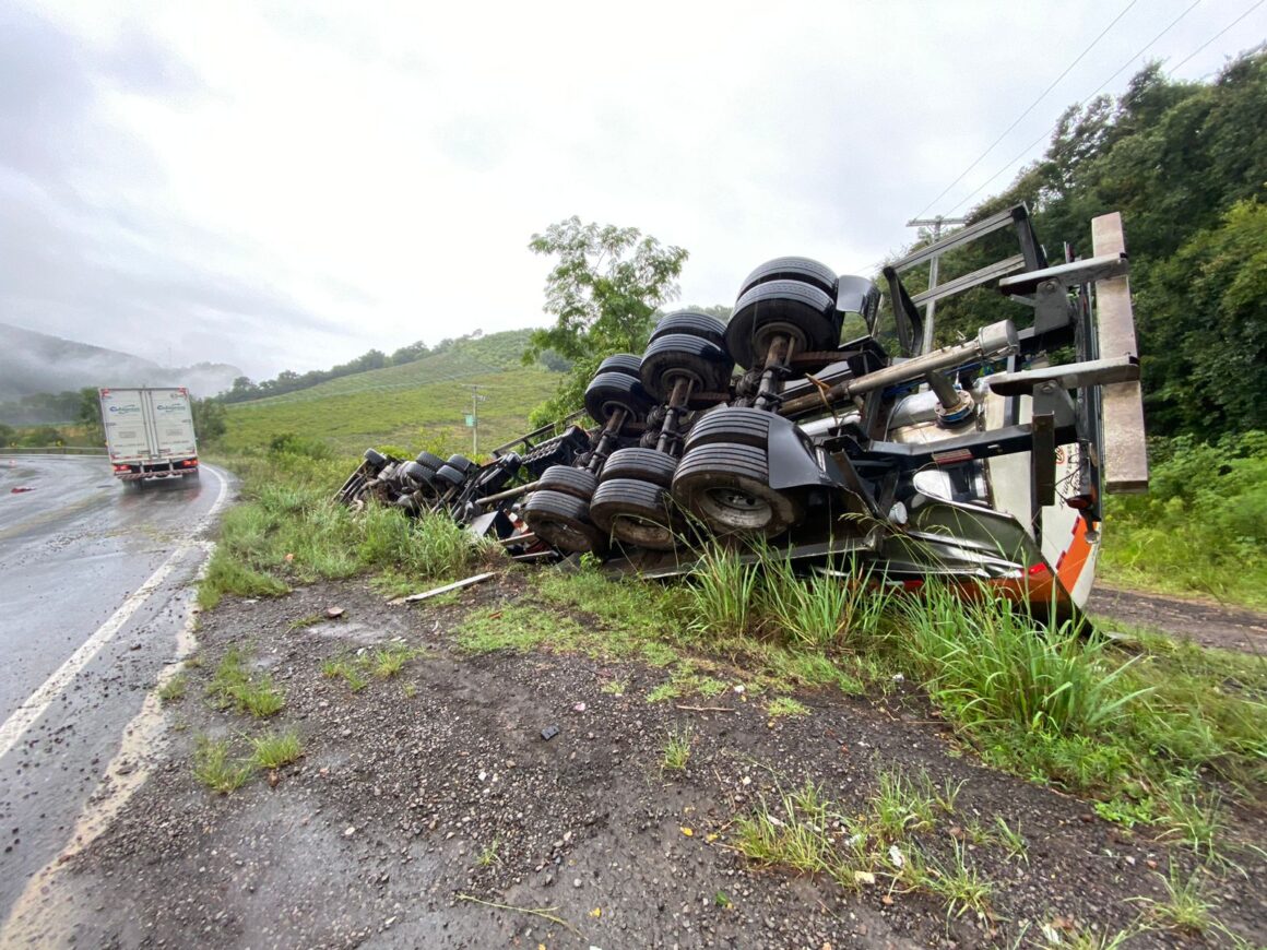 Carreta sai da pista e tomba às margens da ERS 122 em Flores da Cunha