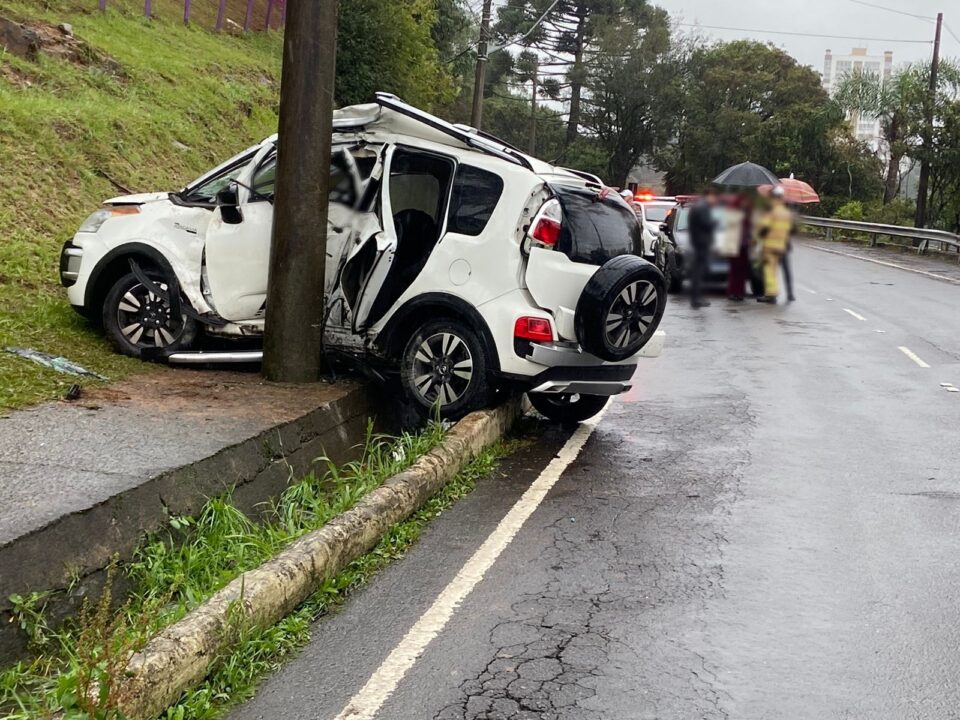 Homem morre após colidir em poste da rede elétrica em Caxias do Sul