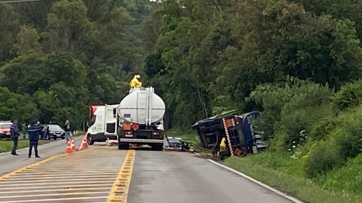 Carreta de combustível sai da pista e tomba na ERS 122 em Caxias do