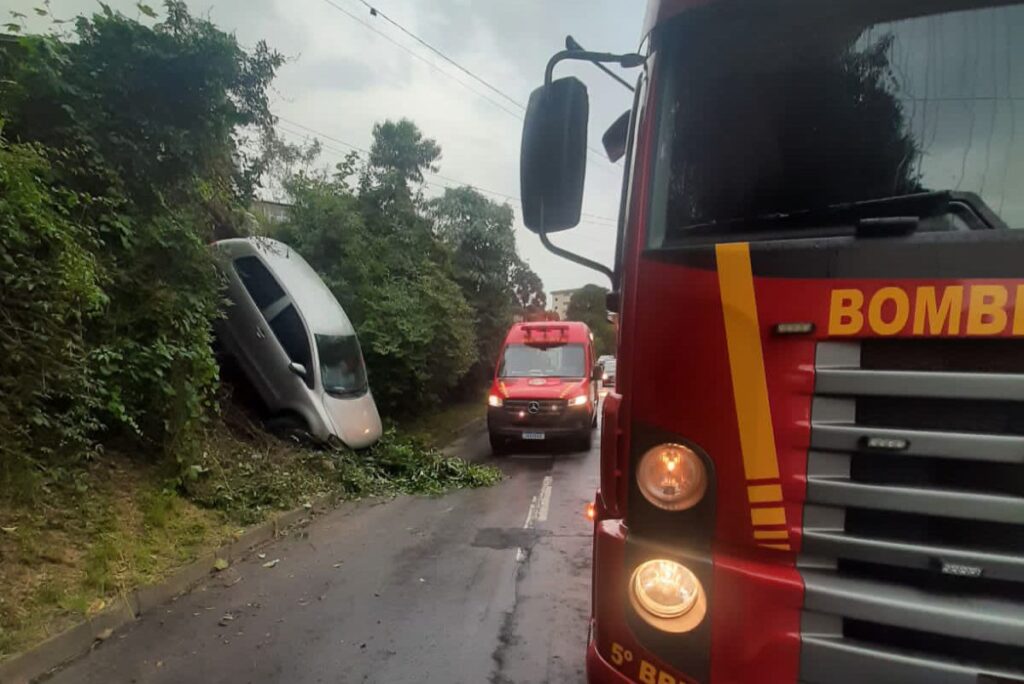 Carro despenca de barranco na rua Luís Covolan no bairro Santa