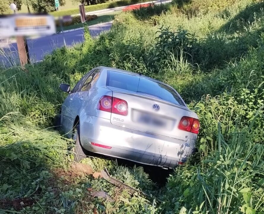 Carro Sai Da Pista E Cai Em Barranco No Loteamento Monte Belo Em