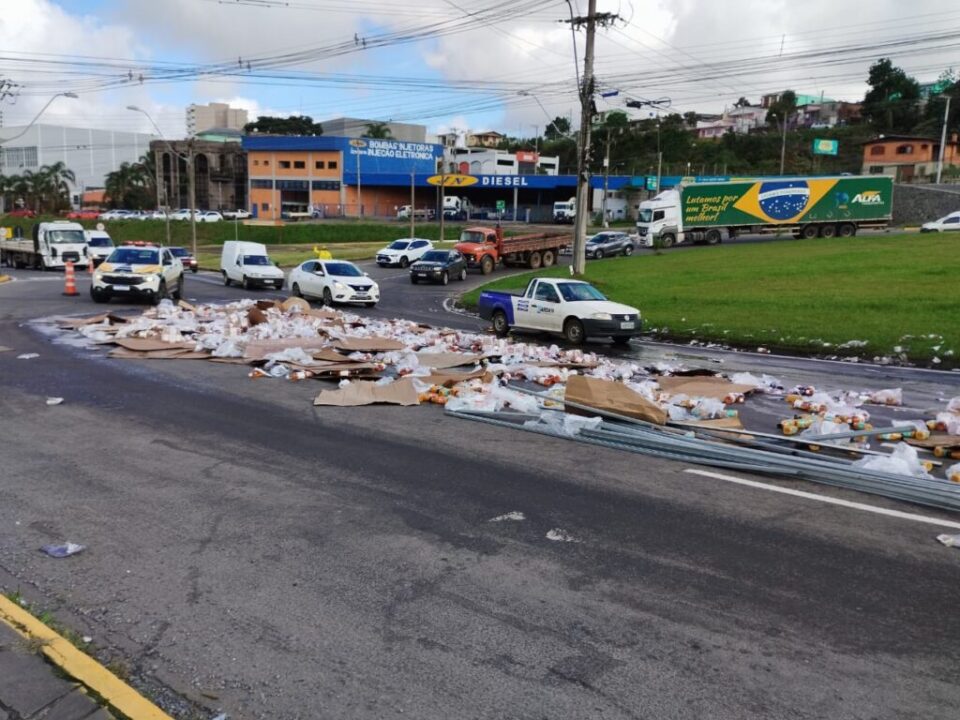 Homem é preso ao saquear carga que caiu de caminhão em Caxias do Sul