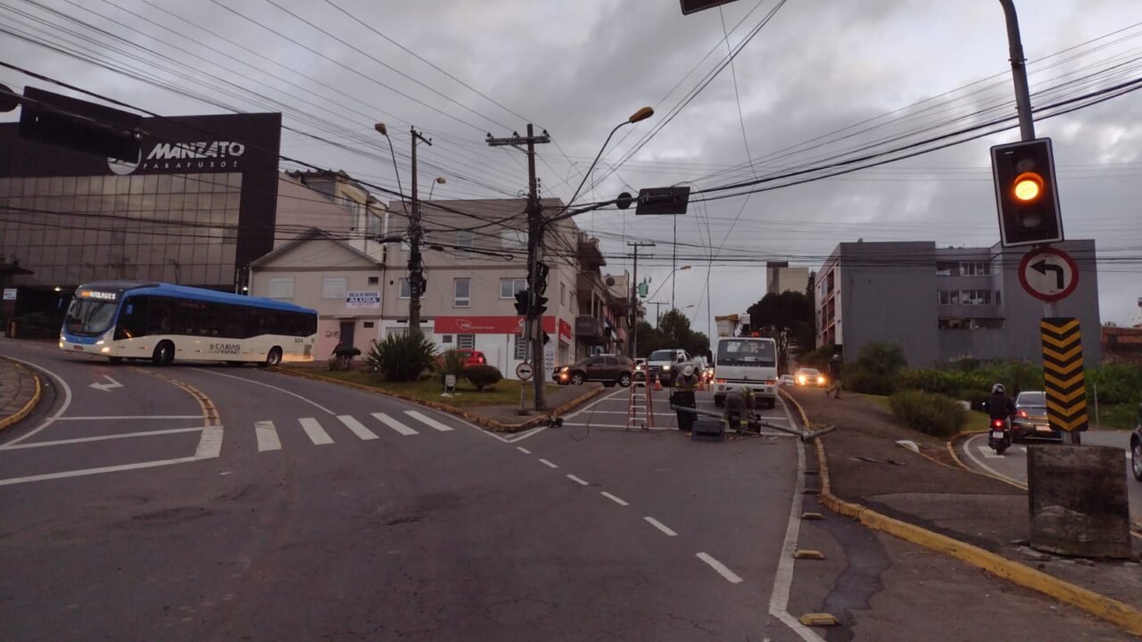 VÍDEO: Carro pega fogo no centro de Caxias do Sul