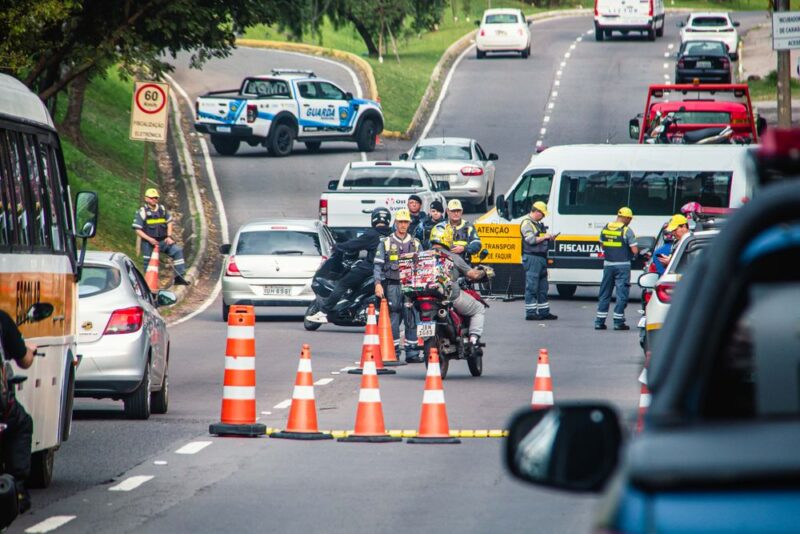 Menor fugindo da fiscalização colide em veículo na Perimetral