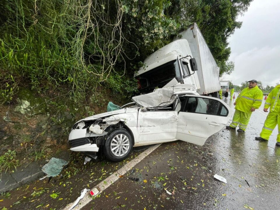 Colisão frontal entre ônibus e automóvel tira a vida de jovem de 24 anos na  ERS 211 em Erechim - Rádio Uirapuru