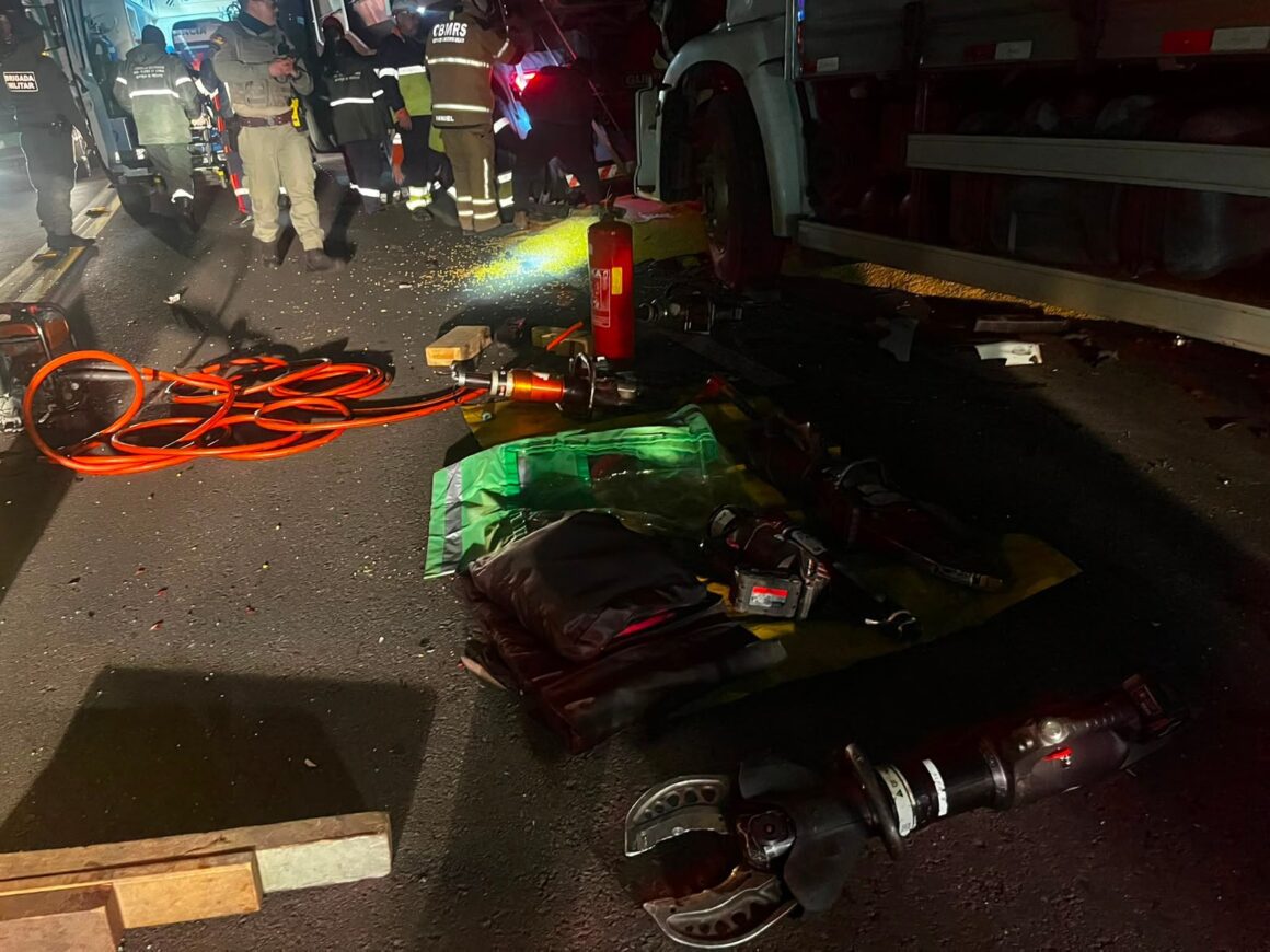 Motorista do caminhão ficou preso às ferragens e precisou de auxílio do Corpo de Bombeiros
