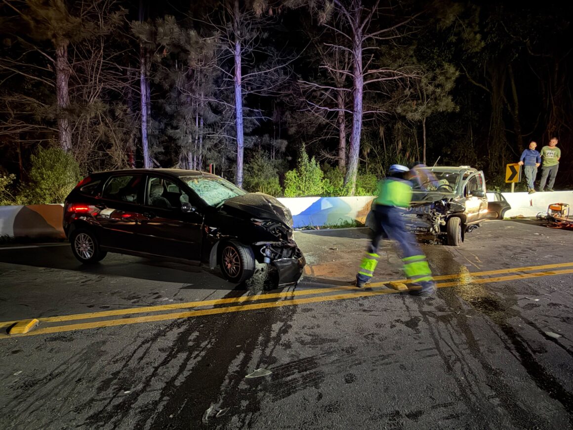 Um Ford Focus, com placas de Flores da Cunha, trafegava no sentido Flores–Caxias do Sul, quando, ao entrar em na curva, invadiu a pista contrária e bateu de frente com um Fiat Uno, emplacado em Porto Alegre, que seguia no sentido oposto.