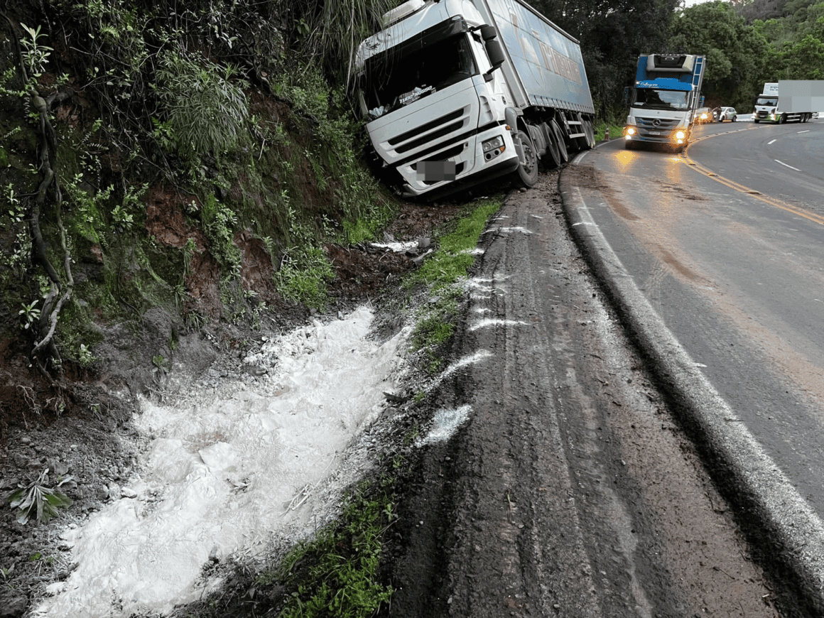 Carreta ficou mais de 12h no local, até que uma equipe retirasse o veículo