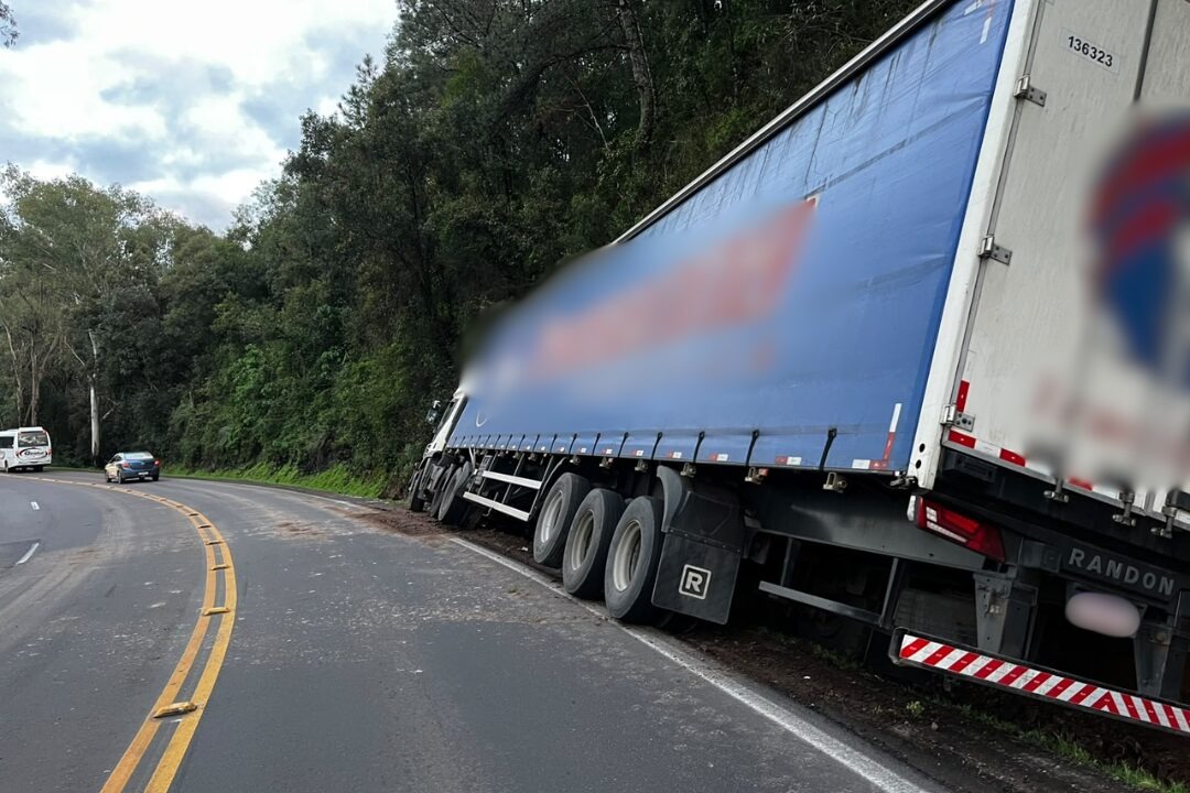 Motorista de carreta, desviou de um veículo na contramão e caiu em uma valeta durante a noite do dia 13 de agosto